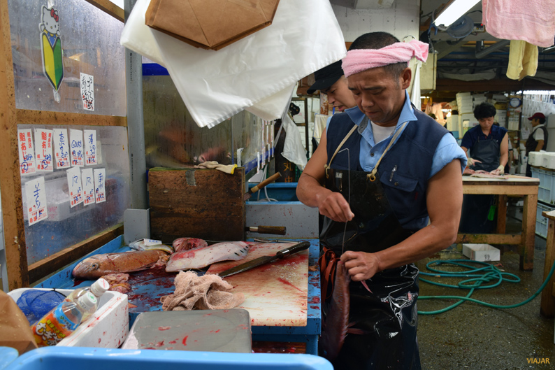 [Imagen: Preparando-el-pescado.-Mercado-Tsukiji.jpg]