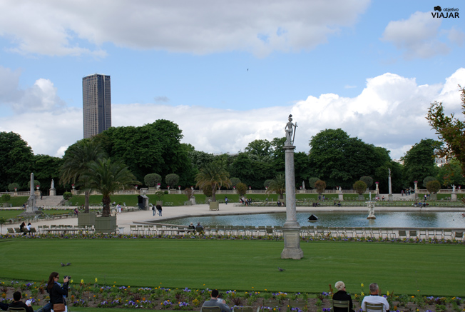 Vista de la Torre Montparnasse desde los Jardines de Luxemburgo. París