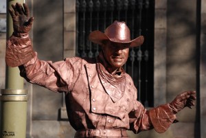 Estatua humana en La Rambla de Santa Mònica. Barcelona