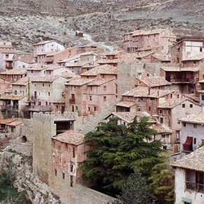 Albarracín, un sueño medieval de yeso rojizo, madera y forja