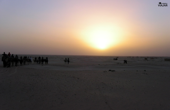 Puesta de sol en el Sáhara tunecino. Túnez