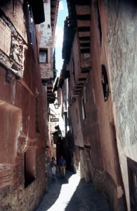 Un ejemplo de las estrechas y serpenteantes calles de Albarracín