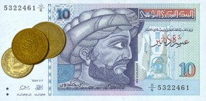 Billete de 10 dinares y monedas tunecinas