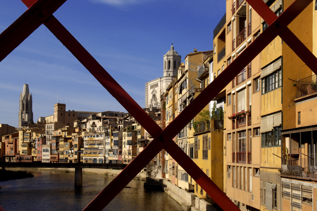Casas de colores sobre el río Onyar. Girona. Foto de J. Curto