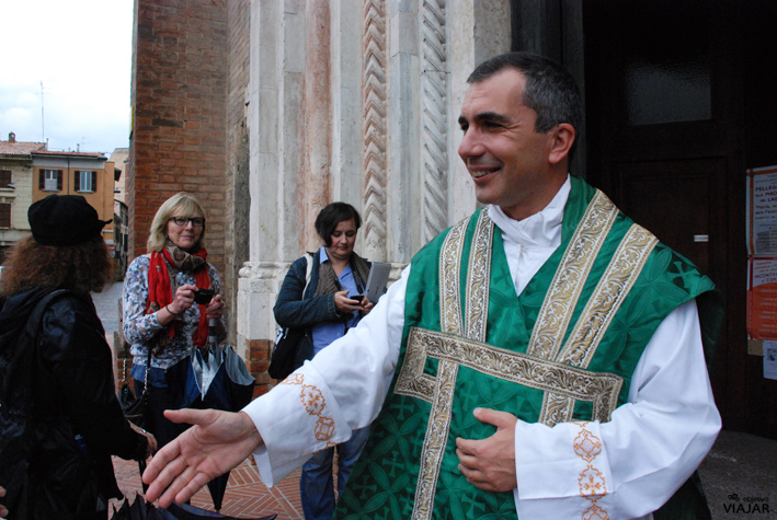 Saludando al párroco de la Basílica de San Mercuriale. Forlì. Italia