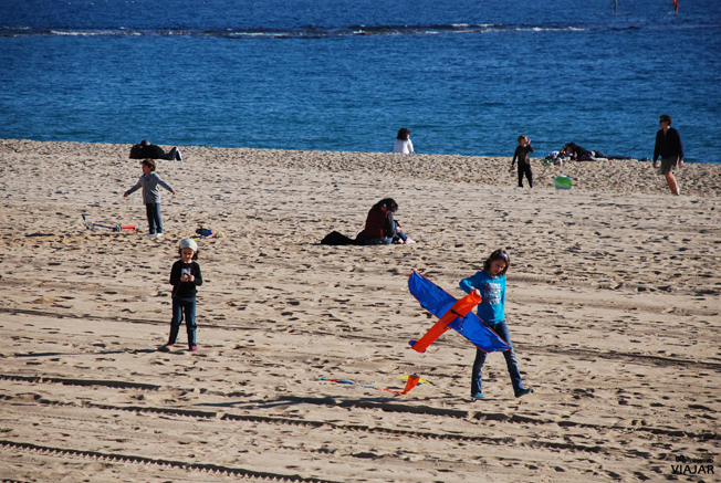 Niños jugando en la playa de Llevant. Barcelona