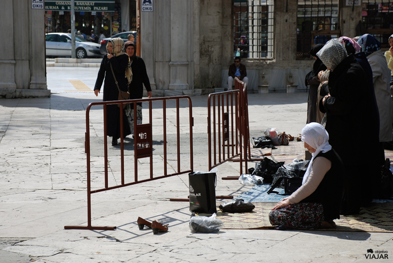 Mujeres rezando en el patio central de la Mezquita de Eyüp. Estambul