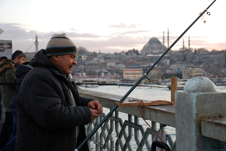 Pescador en el Puente Gálata. Estambul