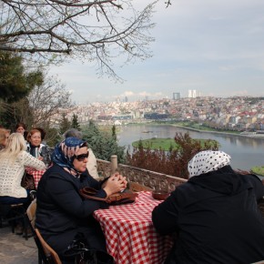 Postales de Eyüp: una mezquita, un cementerio y un té en el Café Pierre Loti