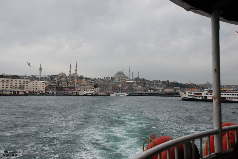 Saliendo del puerto de Eminönü. Estambul