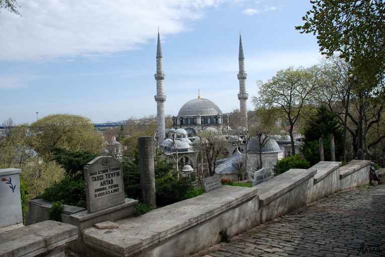 Vista de la Mezquita de Eyüp desde el cementerio. Estambul