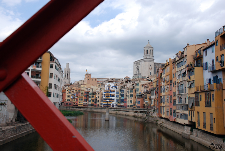 Las casas de colores sobre el río Onyar. Girona