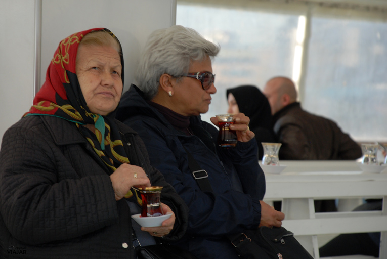 Un té a bordo del ferry. Cuerno de Oro. Estambul