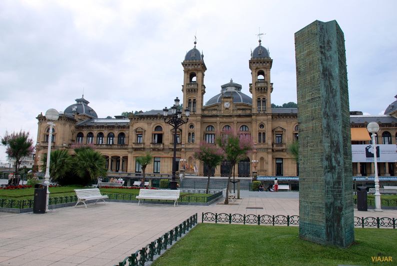 Ayuntamiento y monumento en memoria de las víctimas del terrorismo y la violencia. Jardines de Alderdi Eder. San Sebastián