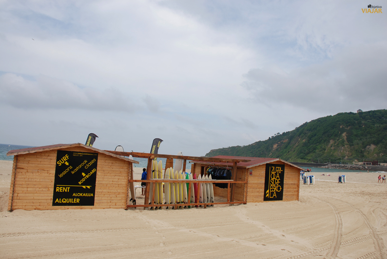 Escuela de surf en la playa de Zurriola. San Sebastián