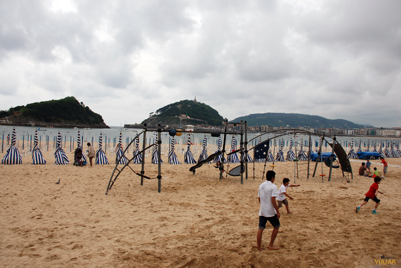 Familia jugando en la playa de Ondarreta. San Sebastián