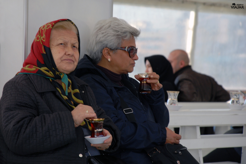 Mujeres tomando un çay en el ferry. Estambul