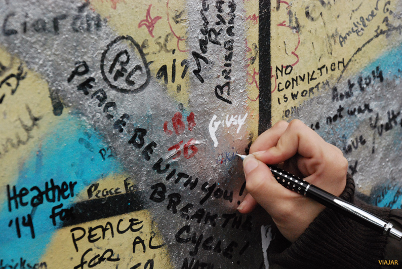 Firmando en el Muro de la Paz. Belfast