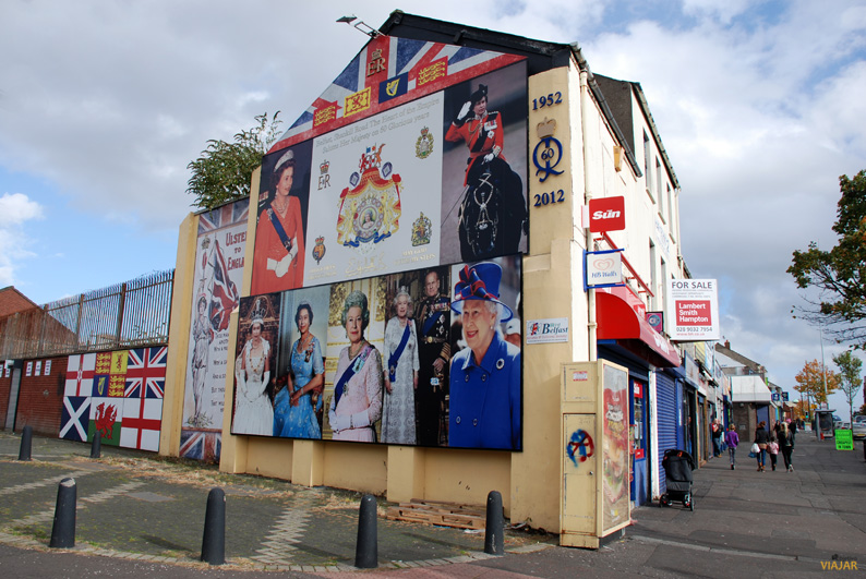 Mural homenaje a la monarquía inglesa. Shankill Road. Belfast