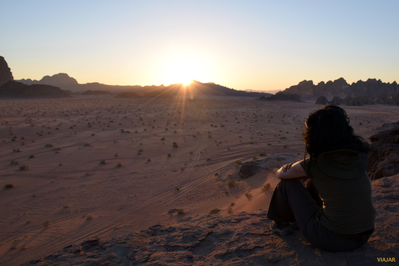 Contemplando la puesta de sol en Wadi Rum. Jordania