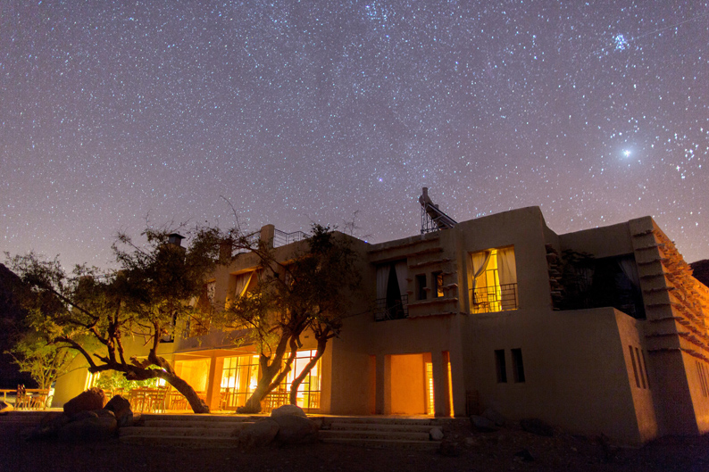 Cenando bajo las estrellas. © Feynan Ecolodge Photo by Bashar Alaeddin