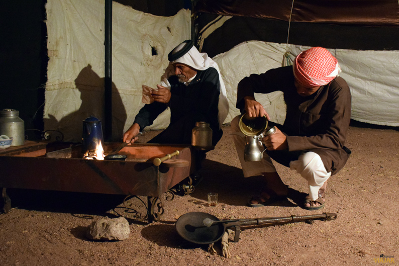 Ceremonia de la preparación del café con una familia beduina. Feynan Ecolodge. Jordania
