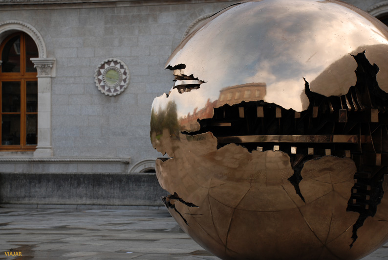 Esfera dentro de una esfera. Trinity College. Dublin