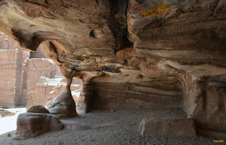 Anillos de Liesegang en las rocas de Petra. Jordania
