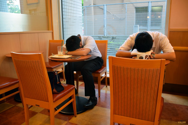 Hombres de negocios durmiendo en una cafetería, Japón
