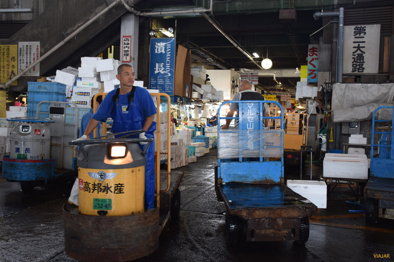 El volumen de tráfico que se genera en el mercado Tsukiji es impresionante
