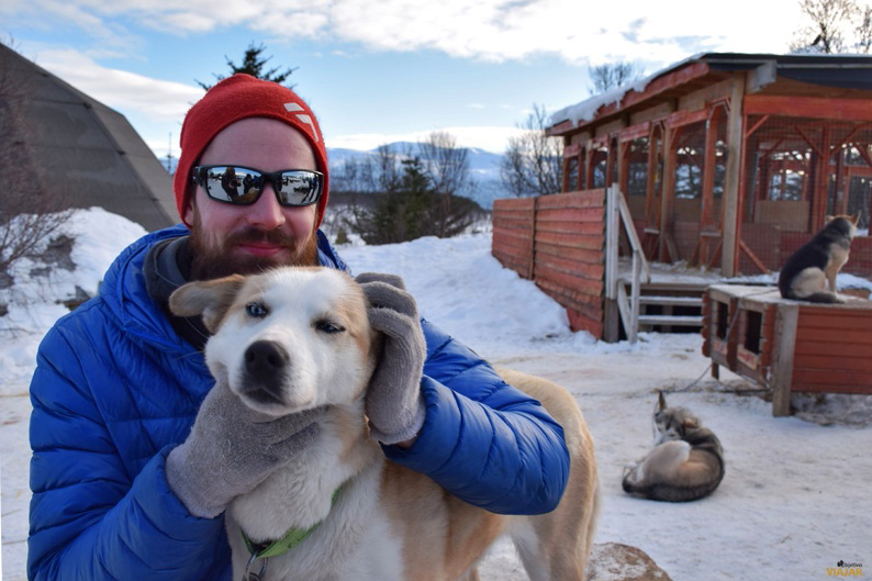 Raymond Larsen, integrante de Tromsø Villmarksenter. Trineo de perros. Laponia noruega