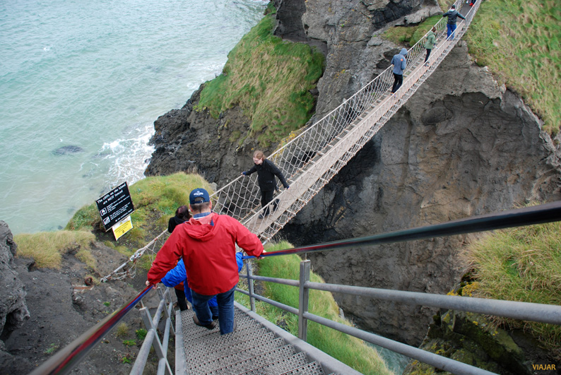 Escalera de acceso al puente colgante de Carrick-a-Rede. Irlanda