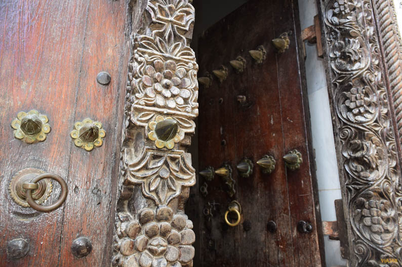 Puerta de madera. Stone Town. Zanzibar