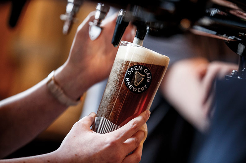 Asi se tira una buena pinta en la Guinness Open Gate Brewery de Dublin © OGB 